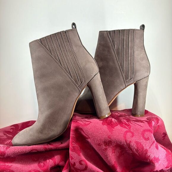 Vince Camuto Fateen Ankle Taupe Leather Booties 3 1/2” Heel Size 7 - Picture 1 of 16